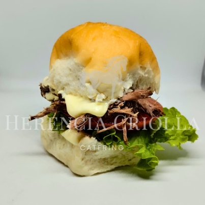 Sandwich de bondiola y cebolla caramelizada